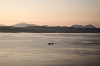 Ein Schiff (Sound of Sleat, Schottland)