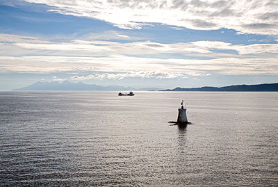 Ein Schiff (Sound of Sleat, Schottland)