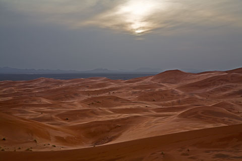 Abenddämmerung über der Erg Chebbi (bei Erfoud, Marokko)