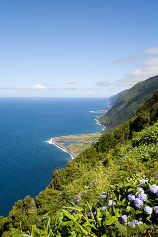 Nordküste mit Blick auf Faja dos Cubres (São Jorge/Azoren)