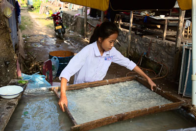 Papierschöpferin (Luang Prabang, Laos)