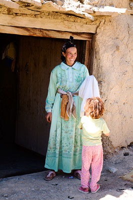 Berberin vor ihrer Hütte im Cirque de Jaffar (bei Midelt, Marokko)